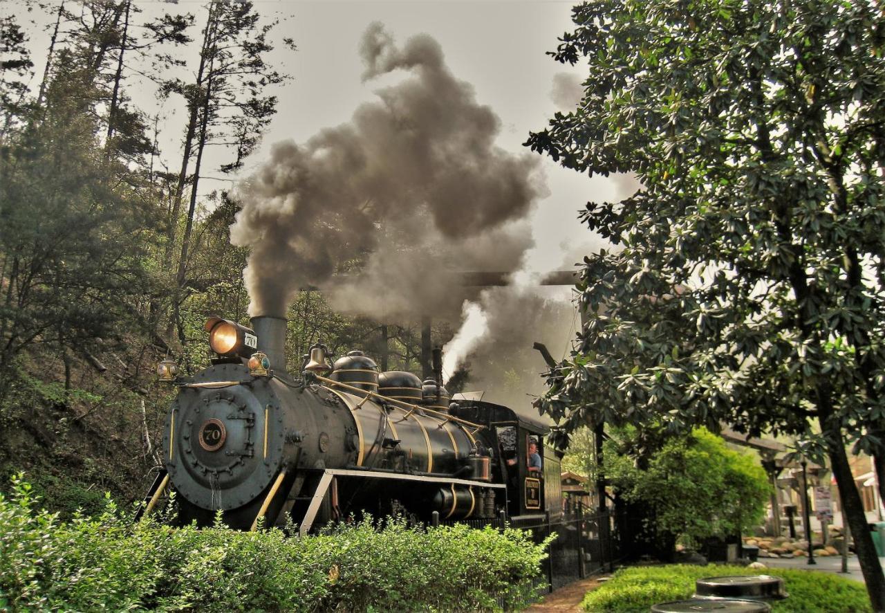 Moonshine Chalet, Hot Tub, Pool Access, Wifi, 1089 Free Tickets Each Paid Day, Dollywood And More แกตลิงเบิร์ก ภายนอก รูปภาพ